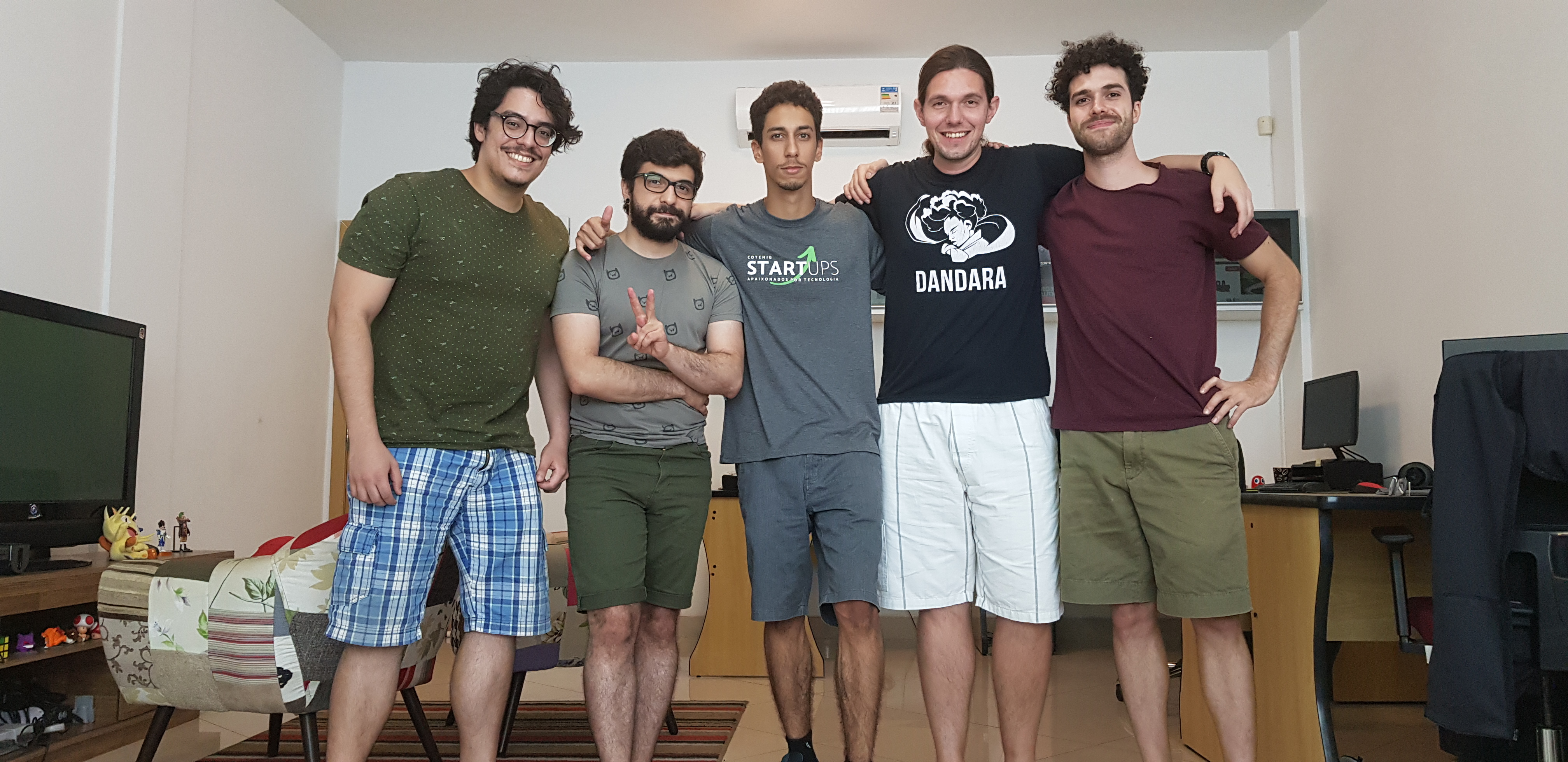 Full Dandara Team, João, Victor (pixel art), Alex (our intern), Lucas and Thommaz (the musician)!